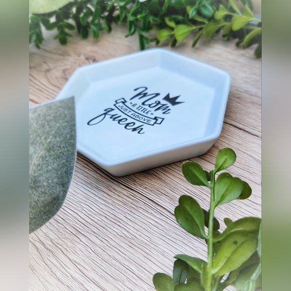 MOM GIFT!!! Laser Engraved Trinket Tray - Mom A Title Just Above Queen - Picture 8 of 11